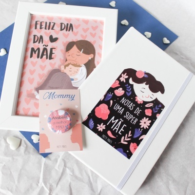 Produtos para o dia da mãe com frases em português e ilustrações infantis