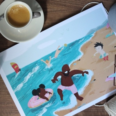 Ilustração de praia com personagens, plantas, café e linha numa mesa de madeira