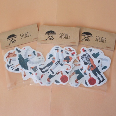 Três conjuntos de autocolantes de animais a praticar desporto em embalagens com etiqueta 'SPORTS'