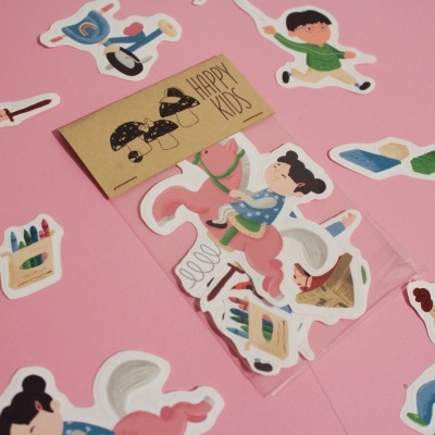 Pacote com autocolantes infantis coloridos e papel com texto HAPPY KIDS