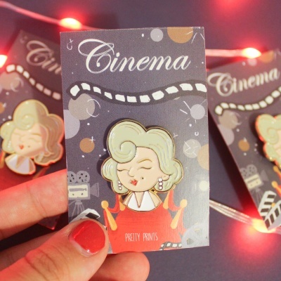Pin decorativo de mulher loira vintage com cartão Cinema