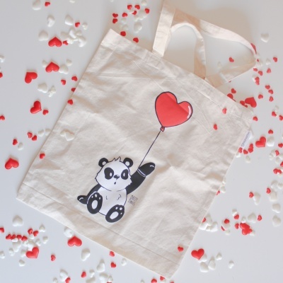 Sacola branca com ilustração de panda e balão coração, com corações ao redor