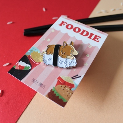 Broche de cão corgi sentado em arroz, cartão com texto FOODIE e desenhos de comida
