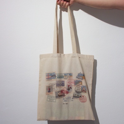 Saco de pano bege com estampas de selos e carimbos de Portugal