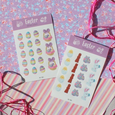 Conjuntos de autocolantes de Páscoa com ovos, coelhos e pintainhos sobre fundo floral e riscado