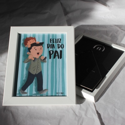 Dois quadros com moldura branca, um com ilustração e texto FELIZ DIA DO PAI sobre fundo branco amassado