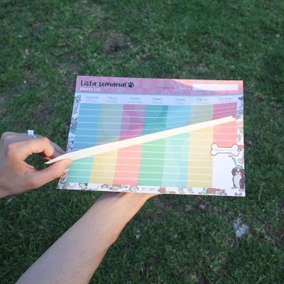 Bloco semanal colorido para listas com ilustração de cão segurado sobre relva