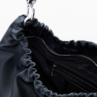 Mala de couro preta com alça e bolso interior com fecho