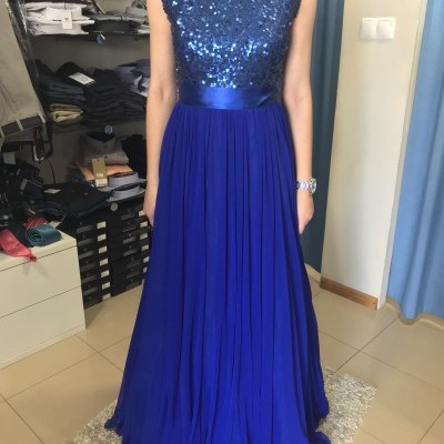 Vestido azul royal longo com lantejoulas no top e saia plissada