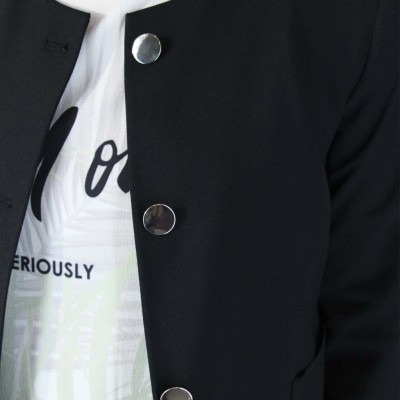 casaco preto com botões prateados sobre t-shirt branca com texto e gráficos