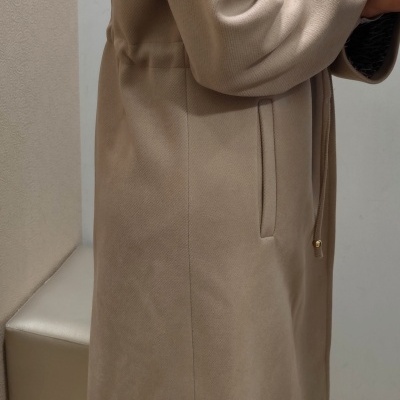 Casaco comprido castanho claro com bolso lateral e cordão na cintura