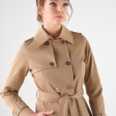 Casaco tipo trench coat bege com botões e cinto