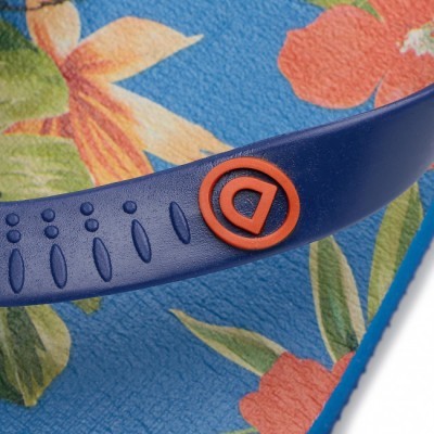 Sandália azul com padrão floral e detalhe do logo da letra D na alça