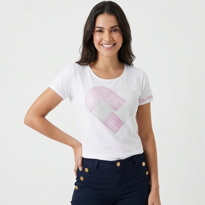Camiseta branca com padrão rosa e cinza, calças azul-escuro com botões dourados.