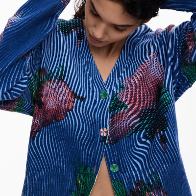 Camisola de malha azul com botões e padrão floral em mulher