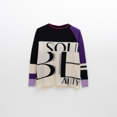 Camisola de malha preta, branca e roxa com texto decorativo e gola redonda