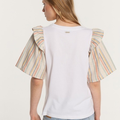 T-shirt branca com mangas às riscas e folhos vista de costas