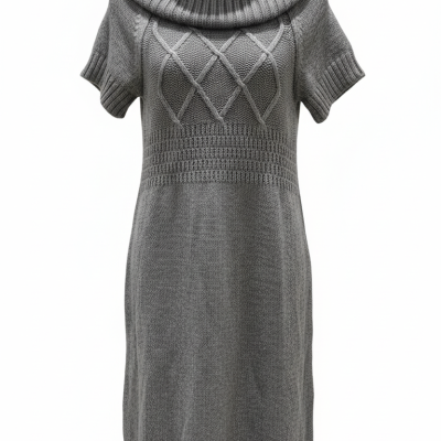 Vestido cinza de malha com gola alta e mangas curtas