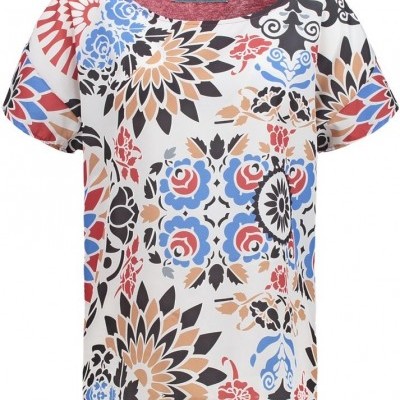 T-shirt feminina colorida com padrão floral e gola vermelha