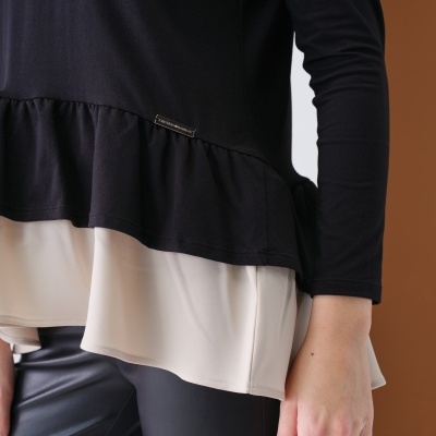 blusa preta de manga comprida com saia branca fluida e calças pretas imitação pele