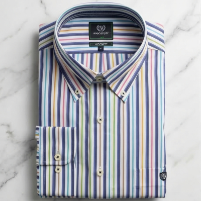 Camisa listrada multicolor com botões brancos sobre superfície de mármore branco
