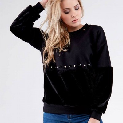 Camisola preta com detalhes brilhantes e tecido felpudo na parte frontal