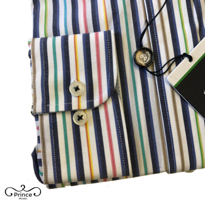 Camisa de riscas verticais multicoloridas com botão branco e etiqueta