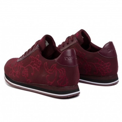 Ténis bordô com bordados florais e sola preta com riscas branca e rosa