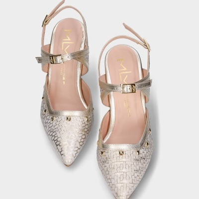 Sapatilhas de senhora brancas com padrão, detalhes dourados e tiras ajustáveis