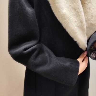 Casaco preto com gola de pelo falsa creme