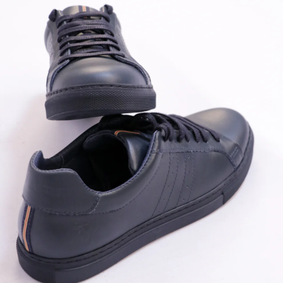 Par de sapatilhas pretas em couro com detalhe de fita castanha e bege