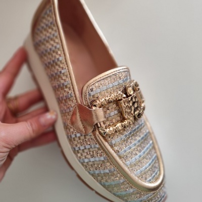 Sapato tipo mocassim trançado em tons dourados e bege com fivela dourada