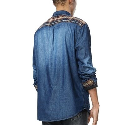 Camisa masculina azul com padrão xadrez nas costas e calças pretas desbotadas vista de costas