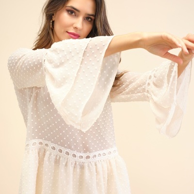 Blusa feminina branca com bolinhas em relevo e mangas largas transparentes