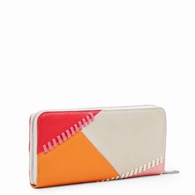 Carteira colorida em tons de vermelho, branco, rosa e laranja com costuras decorativas e fecho metálico.