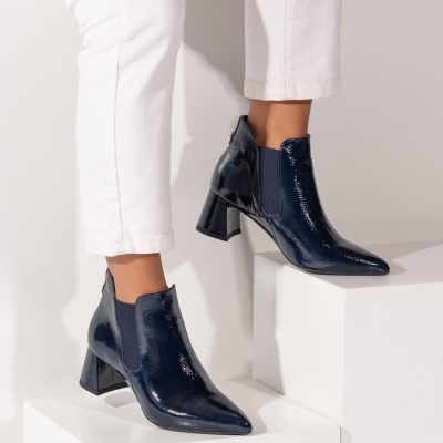 Botins femininos em verniz azul escuro com salto quadrado