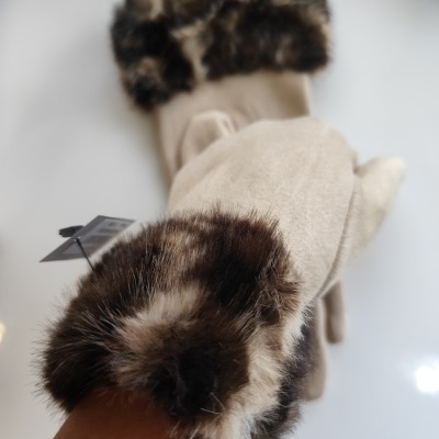 Luvas bege com punho em pelo sintético castanho e preto