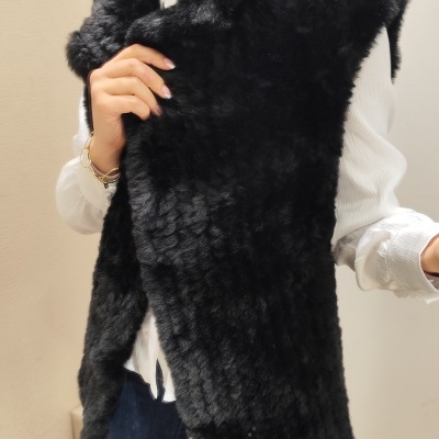 Colete de pêlo sintético preto com textura felpuda