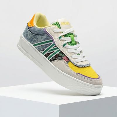 Sapatilha desportiva colorida com vários padrões e atacadores brancos