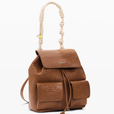 Mochila castanha em pele sintética com padrão floral e alça bege com nós, vista frontal.