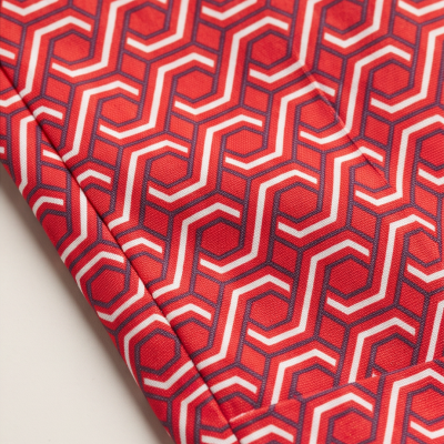 Tecido com padrão geométrico vermelho, branco e azul escuro em algodão