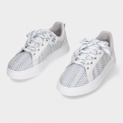 Sapatilhas brancas e azuis com padrão de trama e atacadores brancos