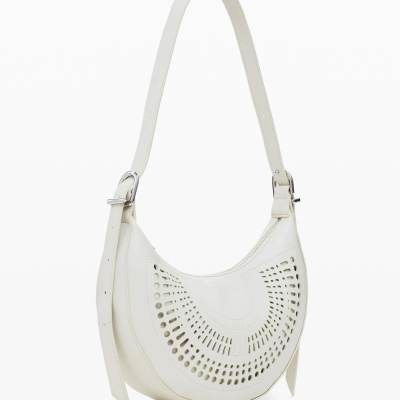 Mala de ombro branca com padrão de furos decorativos e alça ajustável