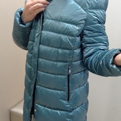 Casaco comprido acolchoado azul metalizado com capuz e bolsos