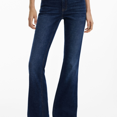 Calças de ganga azuis escuras flare e ténis pretos