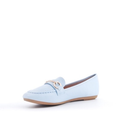 Sapato mocassim azul claro com corrente dourada