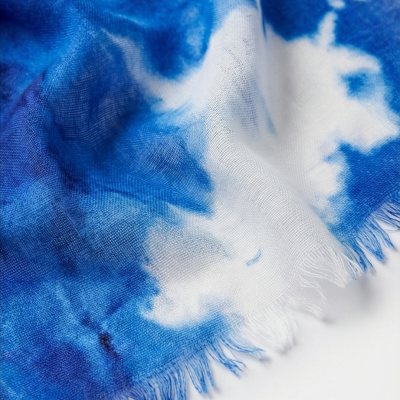 Pano azul e branco tie-dye com franjas, tecido leve e transparente