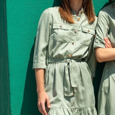 Vestido curto verde-água com cinto e babado em tecido leve