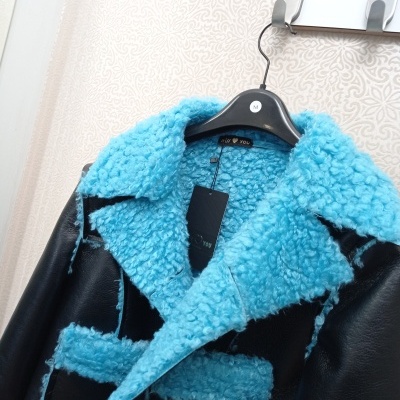 Casaco preto com interior azul claro pendurado num cabide