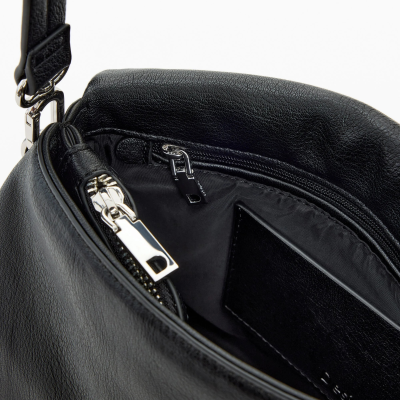 Mala de ombro preta em pele sintética com fecho de correr